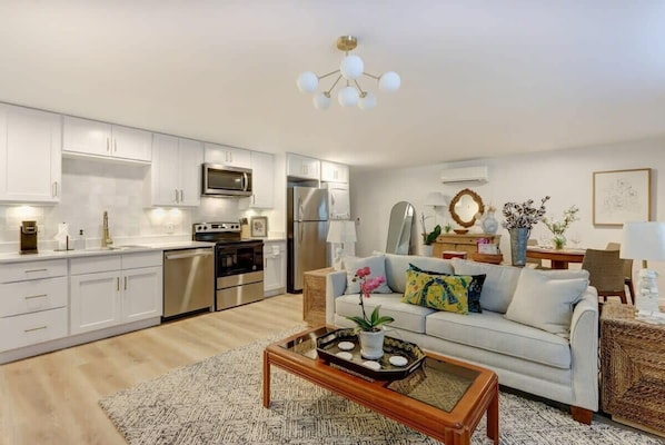 TV - The Murph @ Chippewa Square | Modern Decor (Savannah)