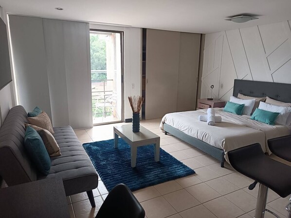 Tabla de planchar con plancha, wifi y ropa de cama