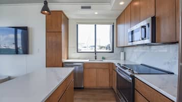 Coffee/tea maker, fridge, microwave, oven