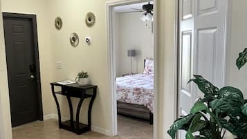 3 habitaciones, tabla de planchar con plancha, wifi y ropa de cama