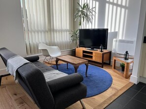 TV, books, computer monitors - Delightful & Spacious Flat in London - Peckham (London)