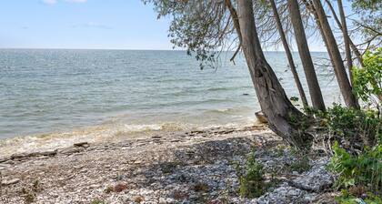 Classic Door County Cottage on Lake Michigan + Great for Families