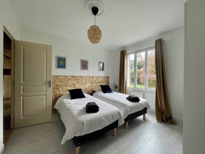 Room - La Maison des Declos x Parking by Melrose (Bayeux)