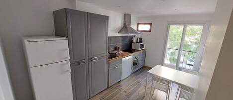 冷蔵庫、電子レンジ、オーブン、コンロ