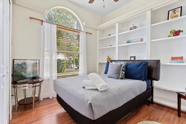 3 bedrooms, travel cot, free WiFi, bed sheets - Pet Friendly!✰ Charming home with big patio! (Oviedo)