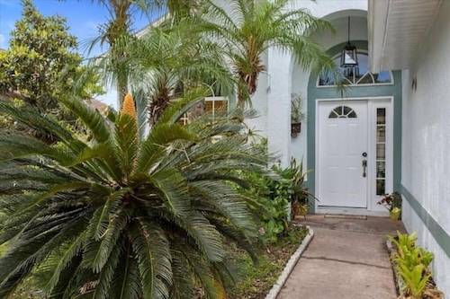 Pet Friendly!✰ Charming home with big patio!