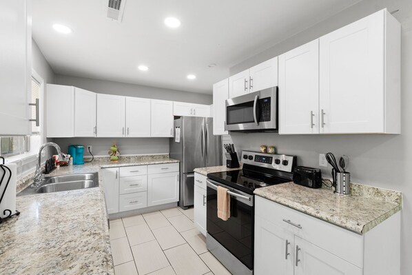 Private kitchen - Cozy 3 Bedroom Home (Chattanooga)