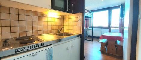 Fridge, microwave, oven, coffee/tea maker