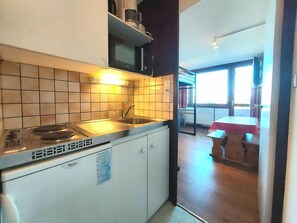 Kühlschrank, Mikrowelle, Ofen, Wasserkocher mit Kaffee-/Teezubehör