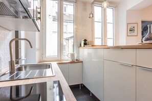 Kühlschrank, Mikrowelle, Ofen, Herdplatte