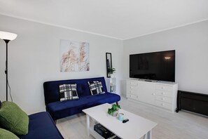 TV - Sunnyside Townhouse with Rumpus, Parking and Deck (Auckland East)