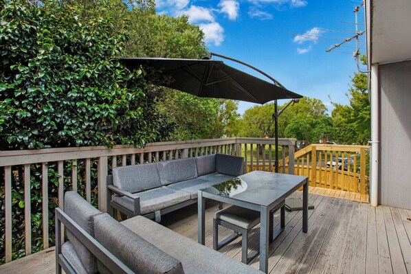 Outdoor dining - Sunnyside Townhouse with Rumpus, Parking and Deck (Auckland East)