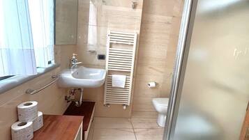 Dusche, Haartrockner, Bidet, Handtücher