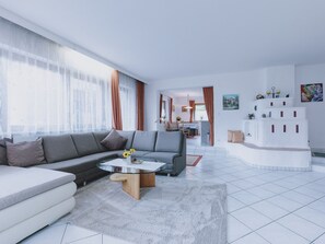 Condo luxo | Área de estar | Smart TV 50 polegadas com canais a cabo