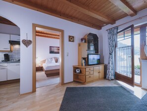 Lägenhet Comfort | Vardagsrum | 50-tums smart-tv med kabelkanaler