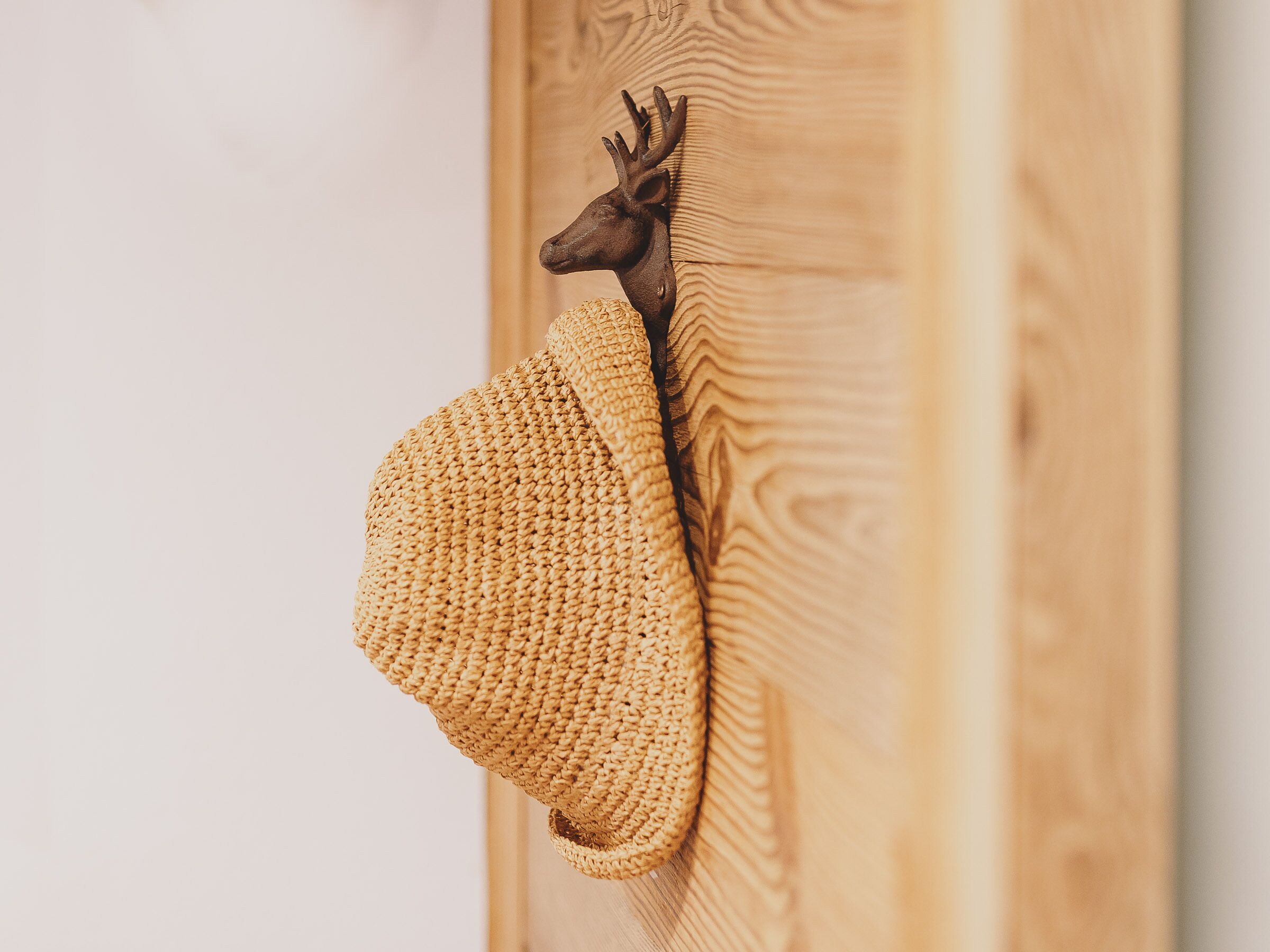 Un mur en bois sur lequel est accrochée une étoffe tissée.