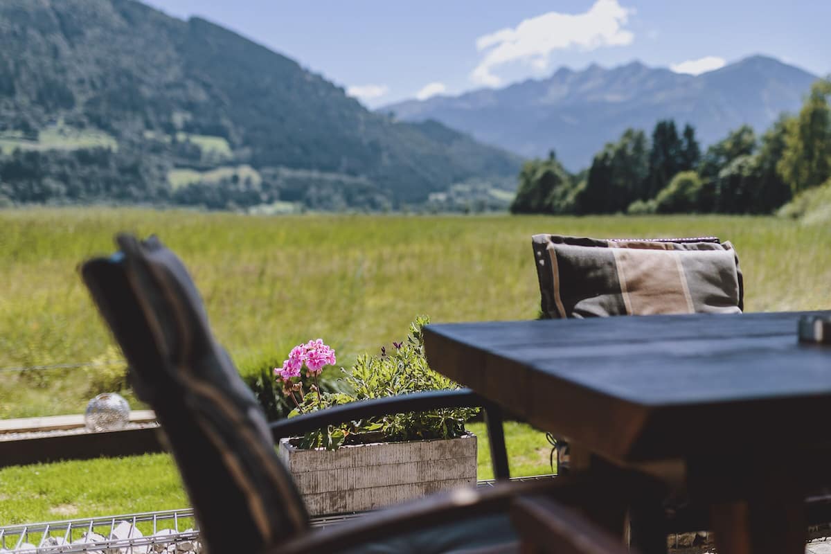 Ein Tisch mit Blick auf eine Berglandschaft.