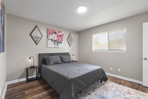 4 bedrooms, iron/ironing board, WiFi, bed sheets - Astonishing 4 Bedroom Home (Chattanooga)