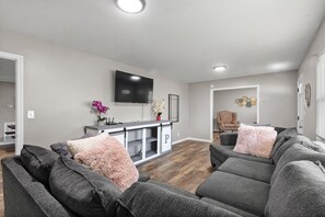 Living area - Astonishing 4 Bedroom Home (Chattanooga)