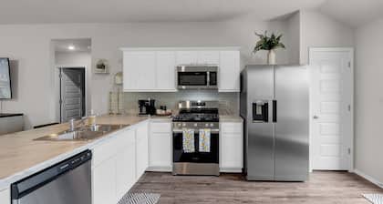 Clean, new, Family Friendly, safe, beautifully decorated, comfortable 💙of Bixby