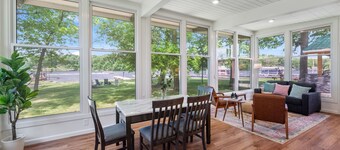 Lakeside Bliss: Spectacular Lake Views and Access!