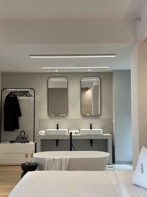 1 habitación, tabla de planchar con plancha, cuna de viaje y wifi