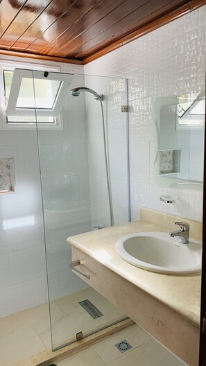 Dusche, Haartrockner, Handtücher, Seife