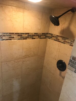 Shower, hair dryer, towels, soap - Clarendon Hills Garden (Clarendon Hills)