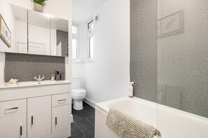 Appartement | Salle de bain | Ensemble douche/baignoire, baignoire relaxante profonde, sèche-cheveux
