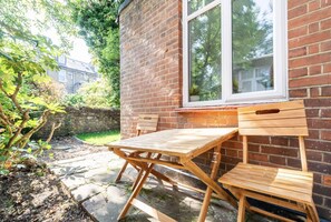 Apartment | Outdoor dining - Beautiful 1-bed Apartment With Garden in London (London)