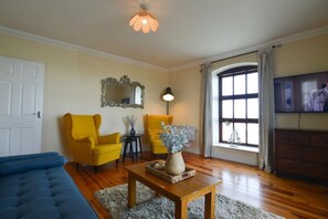 Living area - Peaceful &Cosy Waterside Retreat (Grimsby)