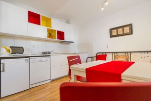 Kjøleskap, mikrobølgeovn, ovn og kokeplater