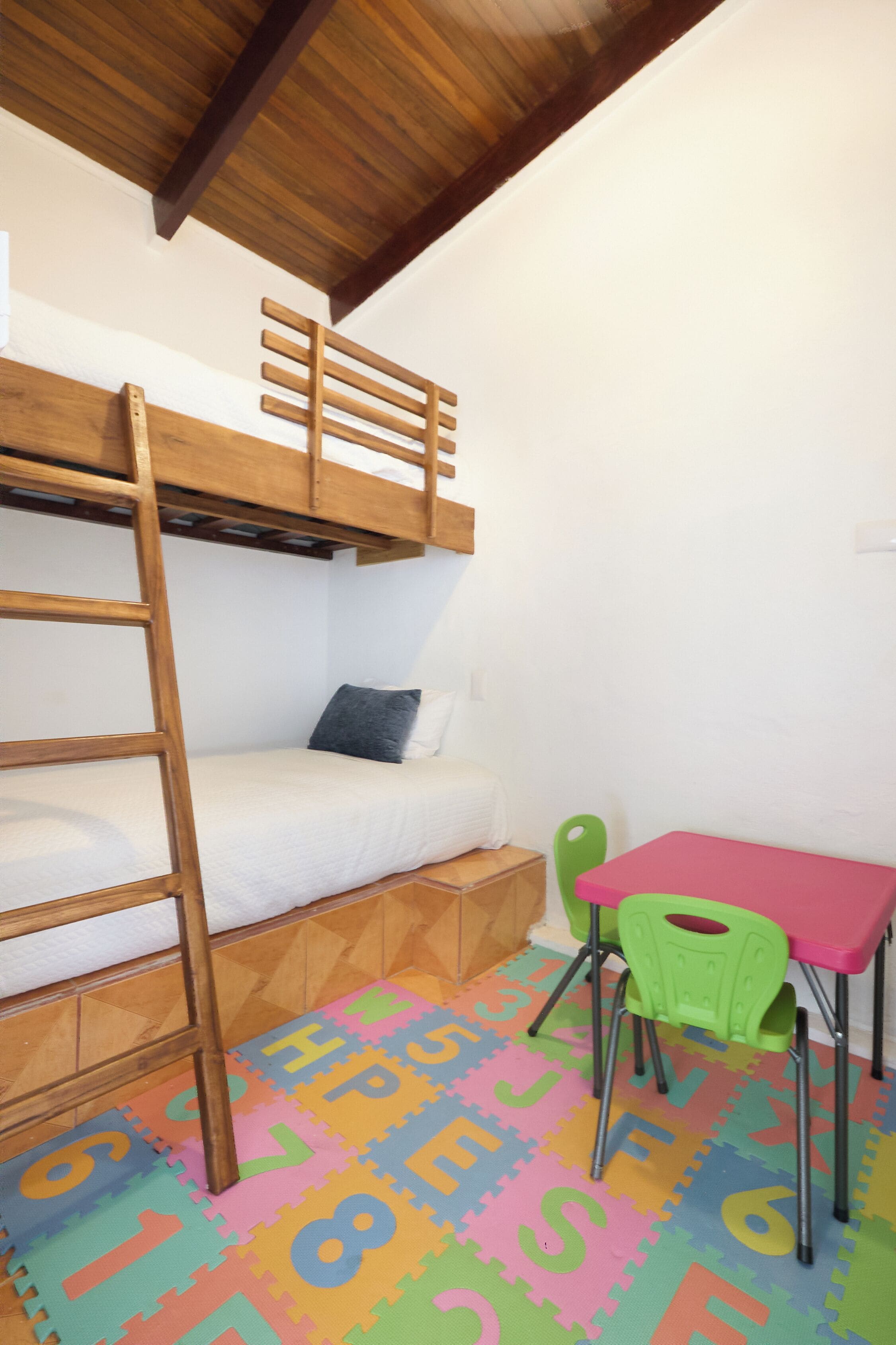 Quarto quádruplo família, várias camas | Cortinas blackout, ferros/tábuas de passar roupa, Wi-Fi de cortesia