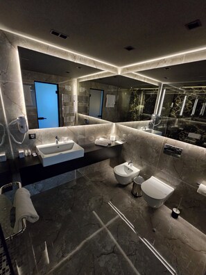 Suite, City View | Bathroom | Hair dryer, slippers - Vojvoda Putnik (Vranje)