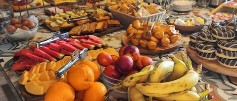 Tägliches kontinentales Frühstück (7 EUR pro Person)