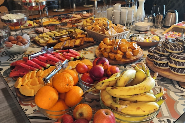 Daily continental breakfast (EUR 7 per person)