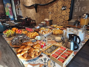 Daily continental breakfast (EUR 7 per person)