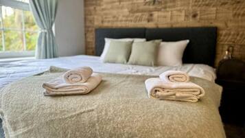 8 bedrooms, iron/ironing board, WiFi, bed sheets