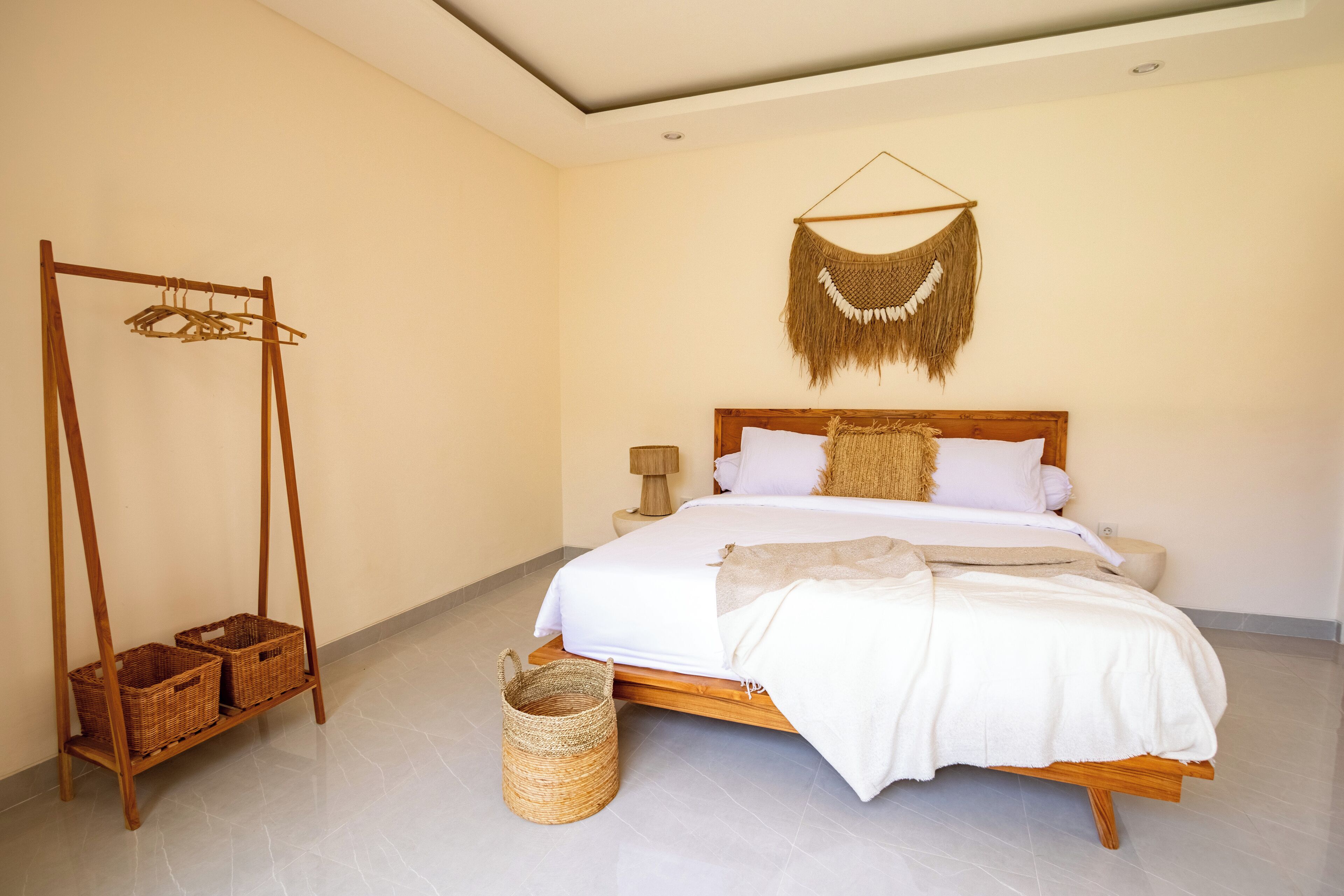 2 makuuhuonetta, tallelokero huoneessa, työpöytä, silitysrauta/-lauta