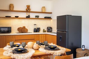 Geladeira, micro-ondas, cooktop, cafeteira/chaleira