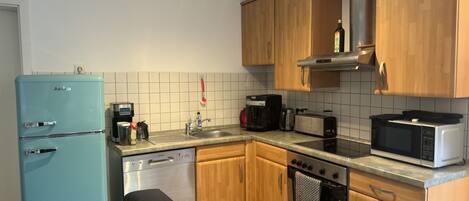 Kühlschrank, Mikrowelle, Ofen, Herdplatte