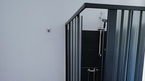 A bathroom with a toilet, a sink, and a shower area. - Accogliente Camera con Grande Terrazzo. Animali Domestici Ammessi (Vieste)