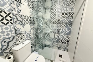 Douche, sèche-cheveux, serviettes fournies, shampoing