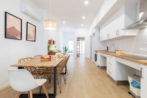 Fridge, microwave, stovetop, coffee/tea maker - A (VA074) TH Zaidia con Terraza (Valencia / València)