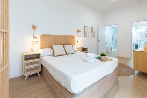 2 makuuhuonetta, työpöytä, silitysrauta/-lauta, ilmainen Wi-Fi