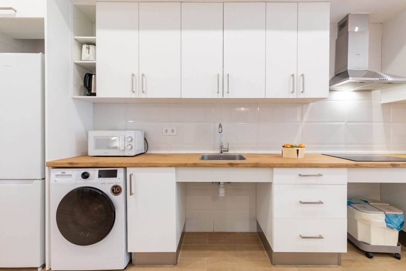 Frigorífico, microondas, placa de cocina y cafetera o tetera