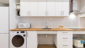 Frigorífico, microondas, placa de cocina y cafetera o tetera