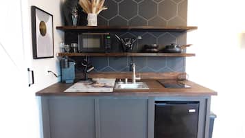 Microwave, stovetop, cookware/dishes/utensils, paper towels