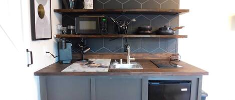 Microwave, stovetop, cookware/dishes/utensils, paper towels