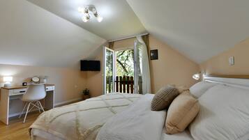 Superior Studio | Down comforters, in-room safe, desk, blackout drapes